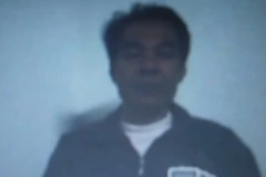 Ông Tiến đánh bạc tại nhà mình. (Ảnh được lấy từ video clip)