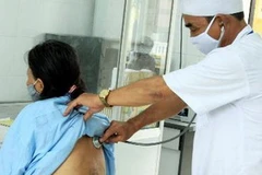 Khám, điều trị cho bệnh nhân lao. (Ảnh: Dương Ngọc/TTXVN)