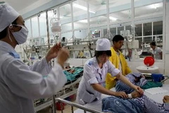 Một bệnh nhân trong tình trạng nguy kịch đang được các bác sỹ theo dõi tại khoa Hồi sức tích cực và chống độc - Bệnh viện Đa khoa tỉnh Hà Giang. (Ảnh: Minh Tâm/TTXVN)