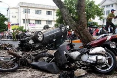 Một chiếc xe máy bị ôtô đâm nát. (Ảnh: Nguyễn Dũng/TTXVN)