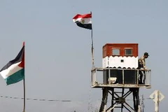 Binh sĩ Ai Cập gác tại khu vực biên giới ngày 5/7. (Ảnh: AFP/TTXVN)