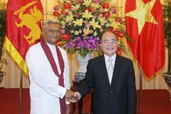 Chủ tịch Quốc hội Nguyễn Sinh Hùng đón Chủ tịch Quốc hội Sri Lanka Chamal Rajapaksa. (Ảnh: Nhan Sáng/TTXVN)