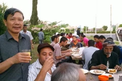 Tác giả tại một điểm ăn từ thiện. (Ảnh: Trần Thị Trúc/Vietnam+)