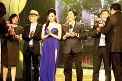 Êkíp sản xuất phim Thiên mệnh anh hùng nhận giải Cánh diều vàng cho thể loại phim điện ảnh. (Nguồn: SGGP)