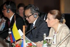 Thứ trưởng Ngoại giao Colombia Monica Lanzetta (phải) và Ngoại trưởng Indonesia Marty Natalegawa tham dự hội nghị ngày 13/6. (Ảnh: AFP/TTXVN)