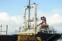 Hàng gỗ dăm được đưa lên tàu để xuất khẩu ở cảng Hòn La. (Ảnh: baoquangbinh.vn)