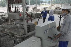 Sản xuất gạch không nung ở Thái Nguyên. (Ảnh: TTXVN)