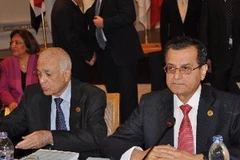 Ngoại trưởng Lebanon Adnan Mansour (phải) và Tổng thư ký Liên đoàn Arập Nabil al-Arabi tại hội nghị. (Ảnh: THX/ TTXVN)