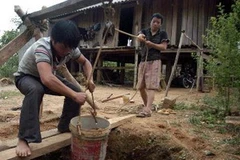 Bản tái định cư Tân Dương, xã Trung Đồng, huyện Tân Uyên, Lai Châu, phải sống trong cảnh thiếu nước sinh hoạt trầm trọng. (Ảnh: TTXVN)