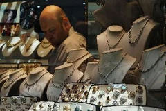 Vàng được trưng bày tại một cửa hàng tại quận kim hoàn ở New York City (Mỹ). (Ảnh: AFP/TTXVN)