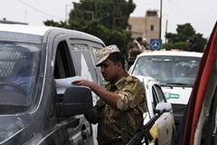 Binh sĩ Yemen kiểm tra an ninh. (Ảnh: Xinhua)