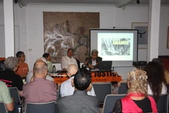 Đoàn VAVA diễn thuyết tại cuộc gặp ở Sydney. (Ảnh: Võ Giang/Vietnam+)