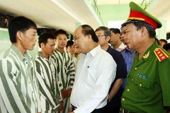 Phó Thủ tướng Nguyễn Xuân Phúc kiểm tra nơi lao động, học tập, sinh hoạt của phạm nhân. (Ảnh: Doãn Tấn/TTXVN)