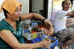 Người dân ứng phó với nắng nóng. (Ảnh: Minh Đức/TTXVN)