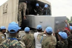 Đưa thi thể binh sỹ thiệt mạng về Tanzania. (Ảnh: dailynews.co.tz)