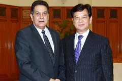 Thủ tướng tiếp ngài Fredesman Turro Gonzalez, Đại sứ đặc Cuba tại Việt Nam. (Ảnh: Doãn Tấn/TTXVN)