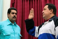 Tổng thống Hugo Chavez (phải) và Phó Tổng thống Nicolas Maduro ngày 10/12/2012. (Nguồn: AFP/TTXVN)