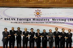 Bộ trưởng ngoại giao các nước ASEAN chụp ảnh chung tại hội nghị. (Ảnh: AFP/TTXVN)