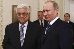 Tổng thống Nga Vladimir Putin (phải) và Tổng thống Palestin Mahmoud Abbas (trái). (Ảnh: AFP/TTXVN)