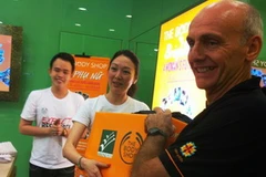 Đại diện The Body Shop trao tặng quần áo cho đại diện tổ chức Mekong Plus. (Nguồn: Hoàng Tuấn/Vietnam+)