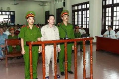 Ông Đoàn Văn Vươn trước vành móng ngựa trong phiên xét hỏi ngày 3/4. (Ảnh: Doãn Tấn/TTXVN)