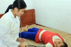 Chăm sóc nạn nhân chất độc da cam. (Nguồn: TTXVN)