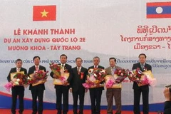 Phó Thủ tướng Lào Somsavat Lengsavad trao các phần thưởng của Chính phủ Lào cho các cá nhân, tập thể của VN thực hiện dự án công trình Quốc lộ 2E. (Ảnh: Xuân Tiến/TTXVN)
