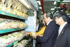 Phó Thủ tướng Nguyễn Thiện Nhân kiểm tra điểm bán “Gà đồi Yên Thế” tại Haprofood, Hà Nội. (Ảnh: An Đăng/TTXVN)
