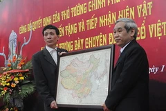 Nhà sưu tập Trần Mạnh Tuấn hiến tặng bản đồ cho đại diện của bảo tàng lịch sử quốc gia. (Nguồn: Dân Việt)