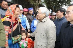 Tổng Bí thư Nguyễn Phú Trọng thăm hỏi nhân dân xã Bản Lầu, huyện Mường Khương. (Ảnh: Trí Dũng/TTXVN)