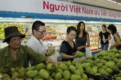 Người tiêu dùng mua sắm tại Saigon Co.op. (Ảnh: Thanh Vũ/TTXVN)