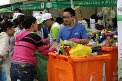 Người dân mang nộp chất thải nguy hại. (Ảnh: TTXVN)