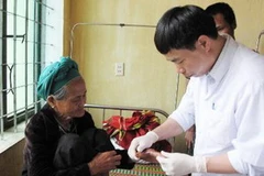 Khám cho bệnh nhân mắc bệnh Hội chứng viên da dày sừng bàn tay, bàn chân. (Ảnh: Nguyễn Đăng Lâm/TTXVN)