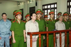 Các bị cáo nghe Hội đồng xét xử tuyên án. (Ảnh: Doãn Tấn/TTXVN)