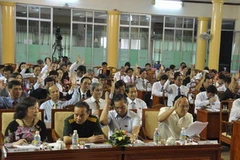 Các đại biểu HĐND tỉnh biểu quyết thông qua các Nghị quyết của kỳ họp thứ 6. (Ảnh: binhdinh.gov.vn)