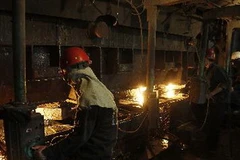 Sản xuất phôi thép. (Ảnh: TTXVN)
