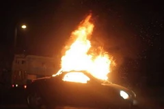 Các đối tượng quá khích đã sử dụng 35 quả bom xăng để tấn công lực lượng cảnh sát. (Ảnh: belfasttelegraph.co.uk)