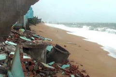 Nhà dân bị sập do triều cường. (Ảnh: Thế Lập/TTXVN)