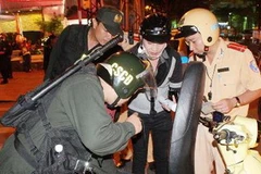 Lực lượng chức năng tiến hành kiểm tra các quán bar lớn trên đường Hồ Huấn Nghiệp-Phường Bến Thành, quận 1, TP.HCM. (Ảnh: TTXVN)