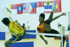 Trận thi đấu Cầu mây giữa đội Việt Nam (áo vàng) gặp đội Brunei (áo cam), tại Trung tâm đào tạo VĐV Cấp cao Hà Nội. (Ảnh: Phạm Kiên/TTXVN)