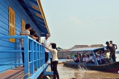 Học sinh Việt kiều trên Biển Hồ và ngôi trường mới. (Nguồn: Xuân Khu/Vietnam+)