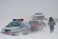 Tuyết phủ trắng trên tuyến đường cao tốc cách thủ đô Minsk, Belarus, khoảng 40 km, ngày15/3. (Ảnh: AFP/TTXVN)