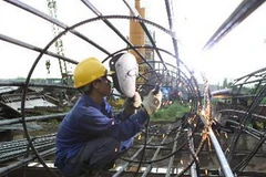 Thi công kết cấu trụ cầu. (Ảnh: Anh Tôn/TTXVN)