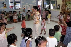 Vận động thể chất cho trẻ tại nhà trẻ. (Ảnh: Tràng Dương/TTXVN)