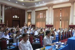 Các đại biểu tiến hành biểu quyết thông qua các Nghị quyết. (Ảnh: hoabinh.gov.vn)