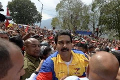 Tổng thống Nicolas Maduro (giữa) và những người ủng hộ tại Caracas ngày 16/4. (Ảnh: AFP/TTXVN)