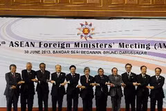 Bộ trưởng ngoại giao các nước ASEAN chụp ảnh chung tại hội nghị. (Ảnh: AFP/TTXVN)