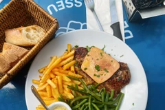 Món gan ngỗng cùng bíttết được bán tại một nhà hàng bình dân ở Pháp. (Nguồn: Vietnam+)