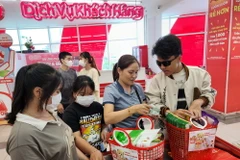 Người dân thành phố Huế sử dụng làn khi đi mua sắm tại siêu thị. (Ảnh: Tường Vi/TTXVN)