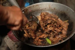 Pagpag - hành trình từ thùng rác tới bàn ăn của người nghèo